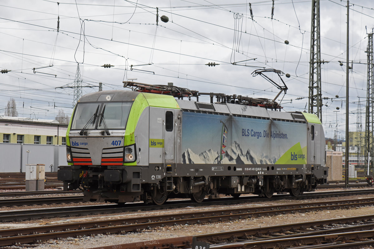 Siemens Vectron 475 407-9 der BLS durchfährt den badischen Bahnhof. Die Aufnahme stammt vom 03.12.2018.