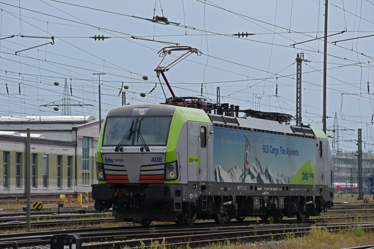 Siemens Vectron 475 408-1 der BLS verlässt die Abstellanlage beim badischen Bahnhof. Die Aufnahme stammt vom10.09.2021.