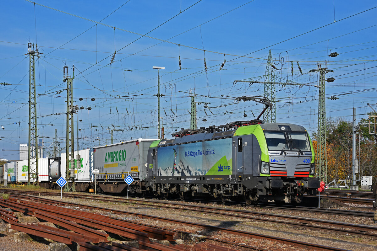 Siemens Vectron 475 408-1 der BLS durchfährt den badischen Bahnhof. Die Aufnahme stammt vom 27.10.2021.