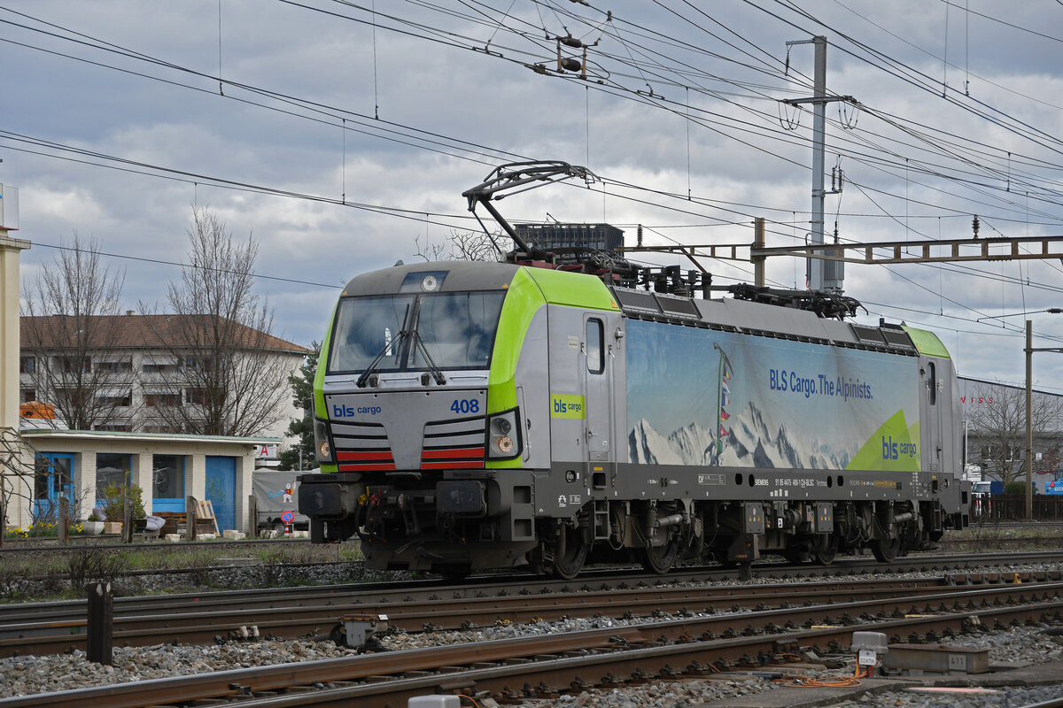 Siemens Vectron 475 408-1 der BLS verlässt am 23.02.2024 die Abstellanlage beim Bahnhof Pratteln.