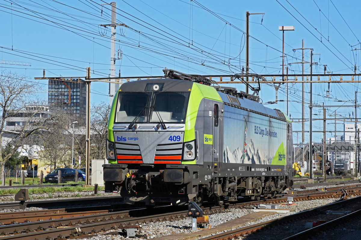 Siemens Vectron 475 409-9 der BLS durchfährt solo den Bahnhof Pratteln. Die Aufnahme stammt vom 13.03.2020.