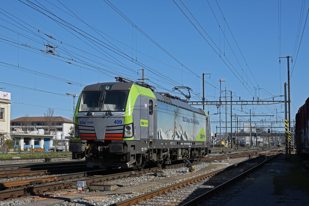 Siemens Vectron 475 409-9 der BLS durchfährt solo den Bahnhof Pratteln. Die Aufnahme stammt vom 13.03.2020.