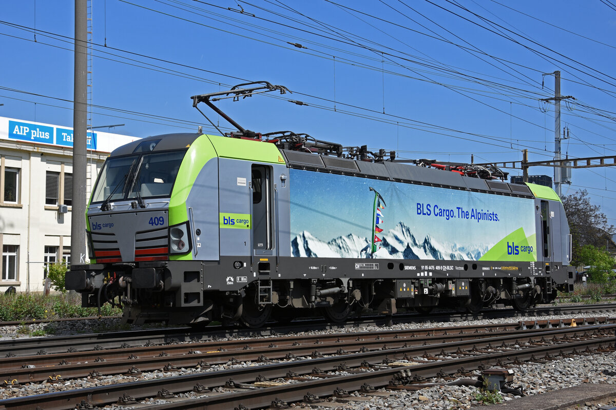 Siemens Vectron 475 409-9 der BLS durchfährt solo den Bahnhof Pratteln. Die Aufnahme stammt vom 27.04.2022.