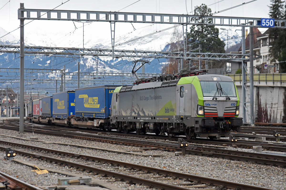 Siemens Vectron 475 410-7 der BLS durchfährt den Bahnhof Spiez. Die Aufnahme stammt vom 19.12.2018.