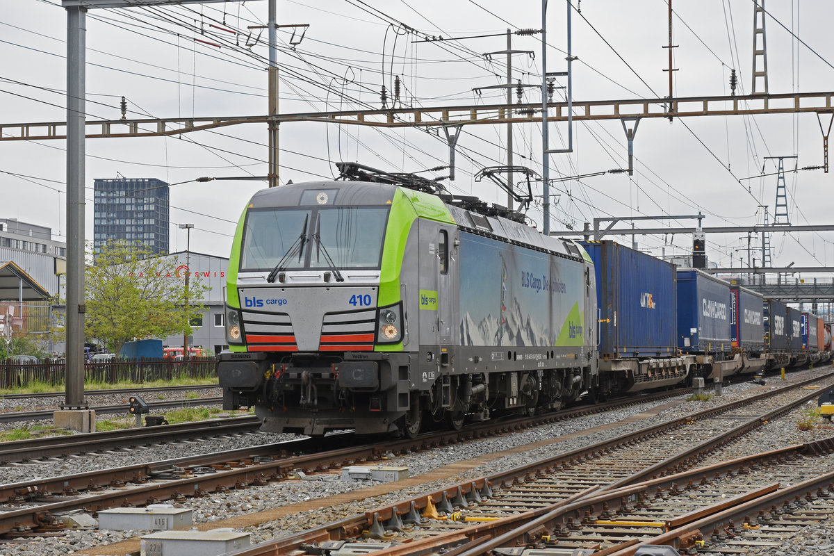Siemens Vectron 475 410-7 der BLS durchfährt den Bahnhof Pratteln. Die Aufnahme stammt vom 21.04.2020.