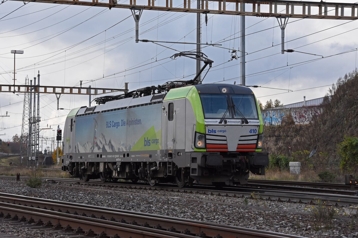 Siemens Vectron 475 410-7 der BLS durchfährt solo den Bahnhof Pratteln. Die Aufnahme stammt vom 04.11.2021.