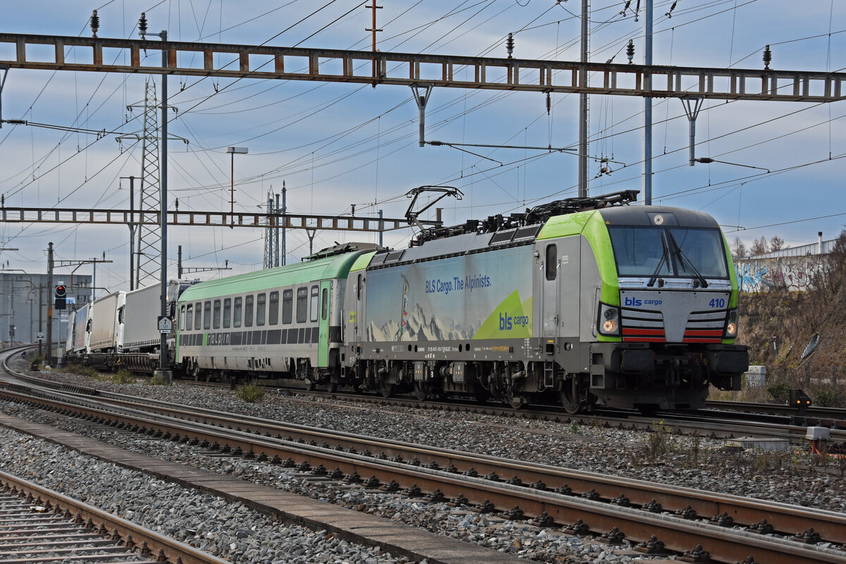 Siemens Vectron 475 410-7 der BLS durchfährt den Bahnhof Pratteln. Die Aufnahme stammt vom 03.12.2021.