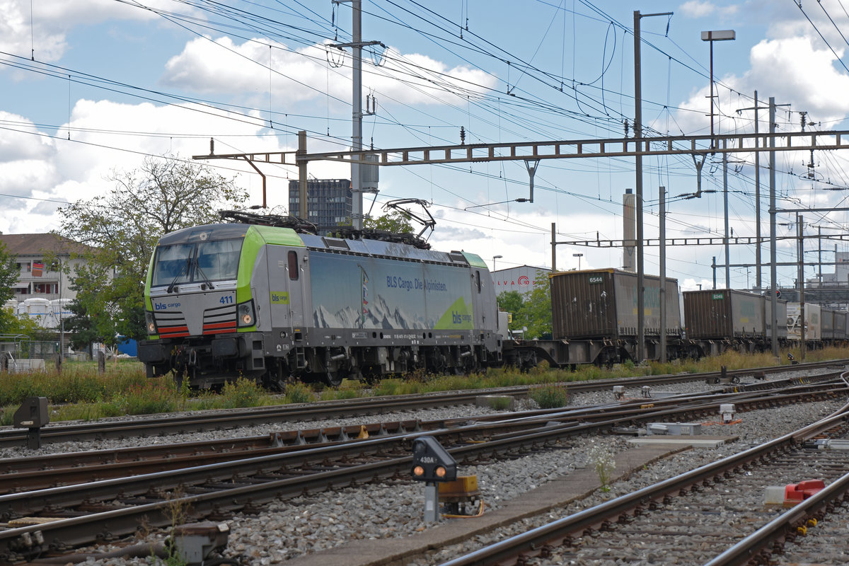 Siemens Vectron 475 411-5 der BLS durchfährt den Bahnhof Pratteln. Die Aufnahme stammt vom 18.08.2020.