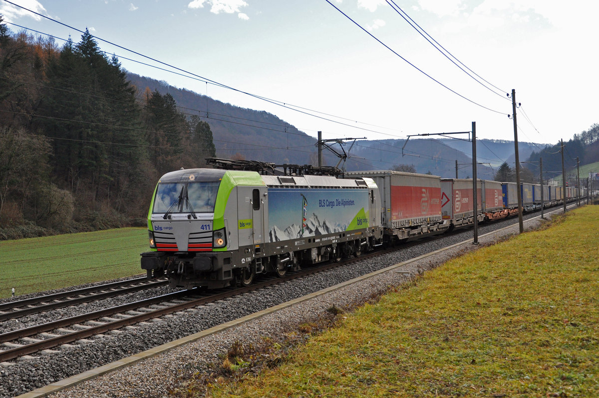 Siemens Vectron 475 411-5 der BLS fährt Richtung Bahnhof Gelterkinden. Die Aufnahme stammt vom 19.12.2020.