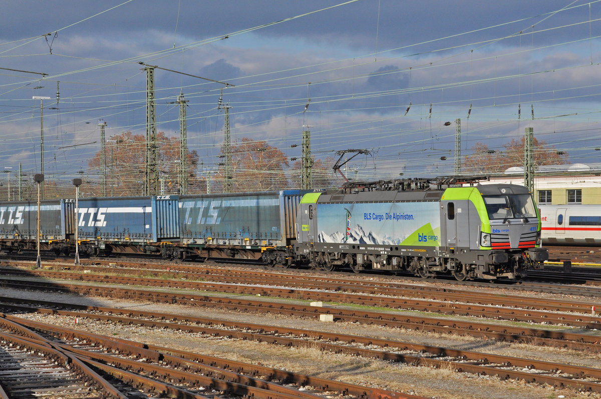 Siemens Vectron 475 411-5 der BLS durchfährt den badischen Bahnhof. Die Aufnahme stammt vom 08.01.2021.