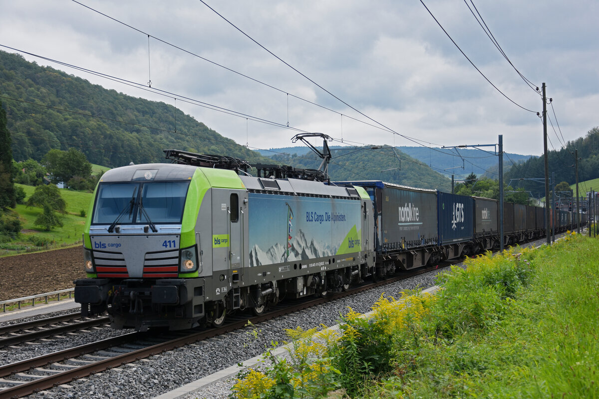 Siemens Vectron 475 411-5 der BLS fährt Richtung Bahnhof Gelterkinden. Die Aufnahme stammt vom 25.08.2021.