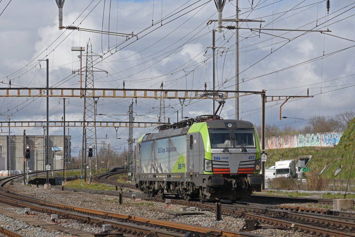 Siemens Vectron 475 411-5 durchfährt solo den Bahnhof Pratteln. Die Aufnahme stammt vom 09.03.2020.