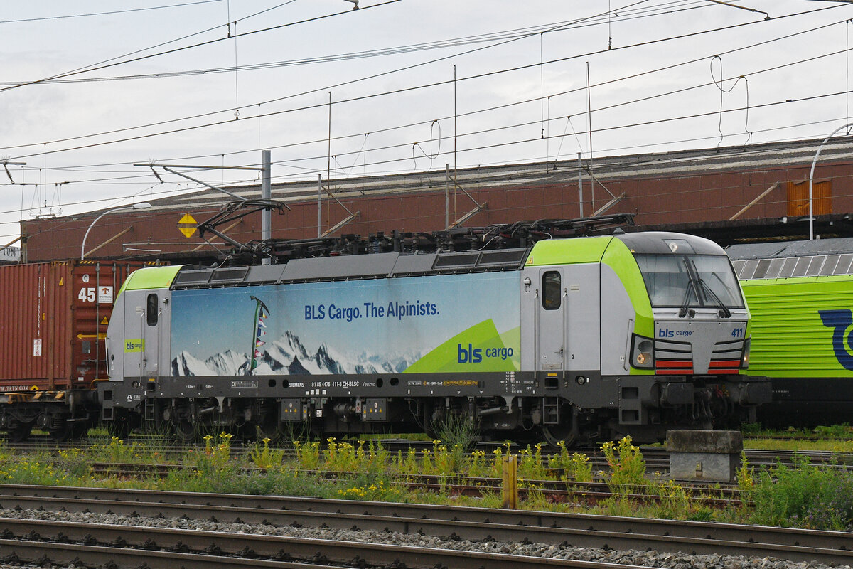 Siemens Vectron 475 411-5 durchfährt am 02.06.2025 den Bahnhof Pratteln.
