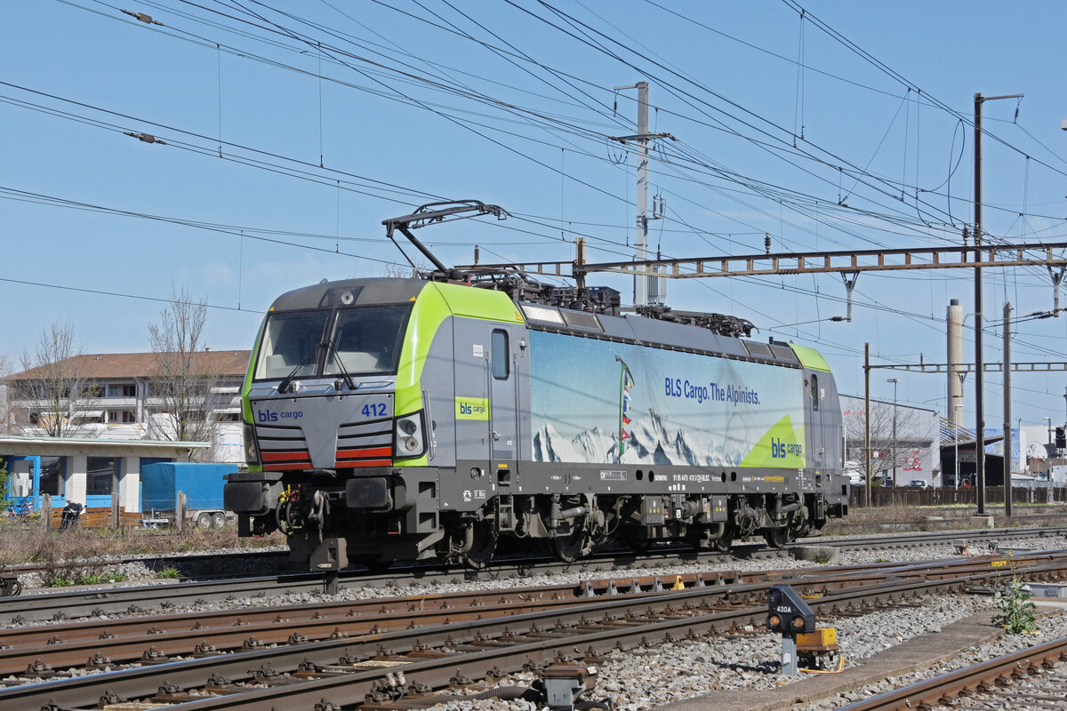 Siemens Vectron 475 412-3 der BLS durchfährt solo den Bahnhof Pratteln. Die Aufnahme stammt vom 30.03.2021.