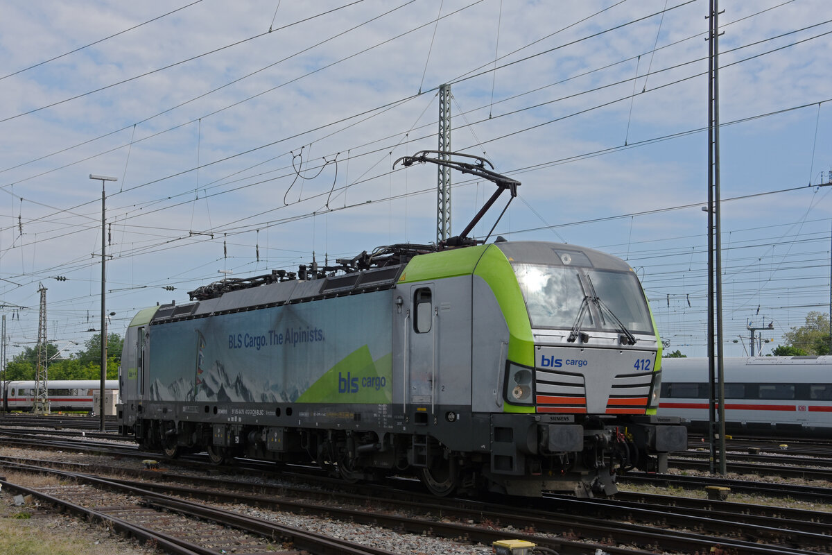 Siemens Vectron 475 412-3 der BLS wird in der Abstellanlage beim badischen Bahnhof abgestellt. Die Aufnahme stammt vom 02.06.2021.