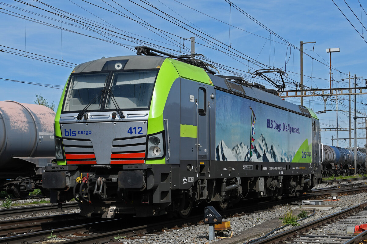 Siemens Vectron 475 412-3 der BLS durchfährt am 04.05.2023 den Bahnhof Pratteln.