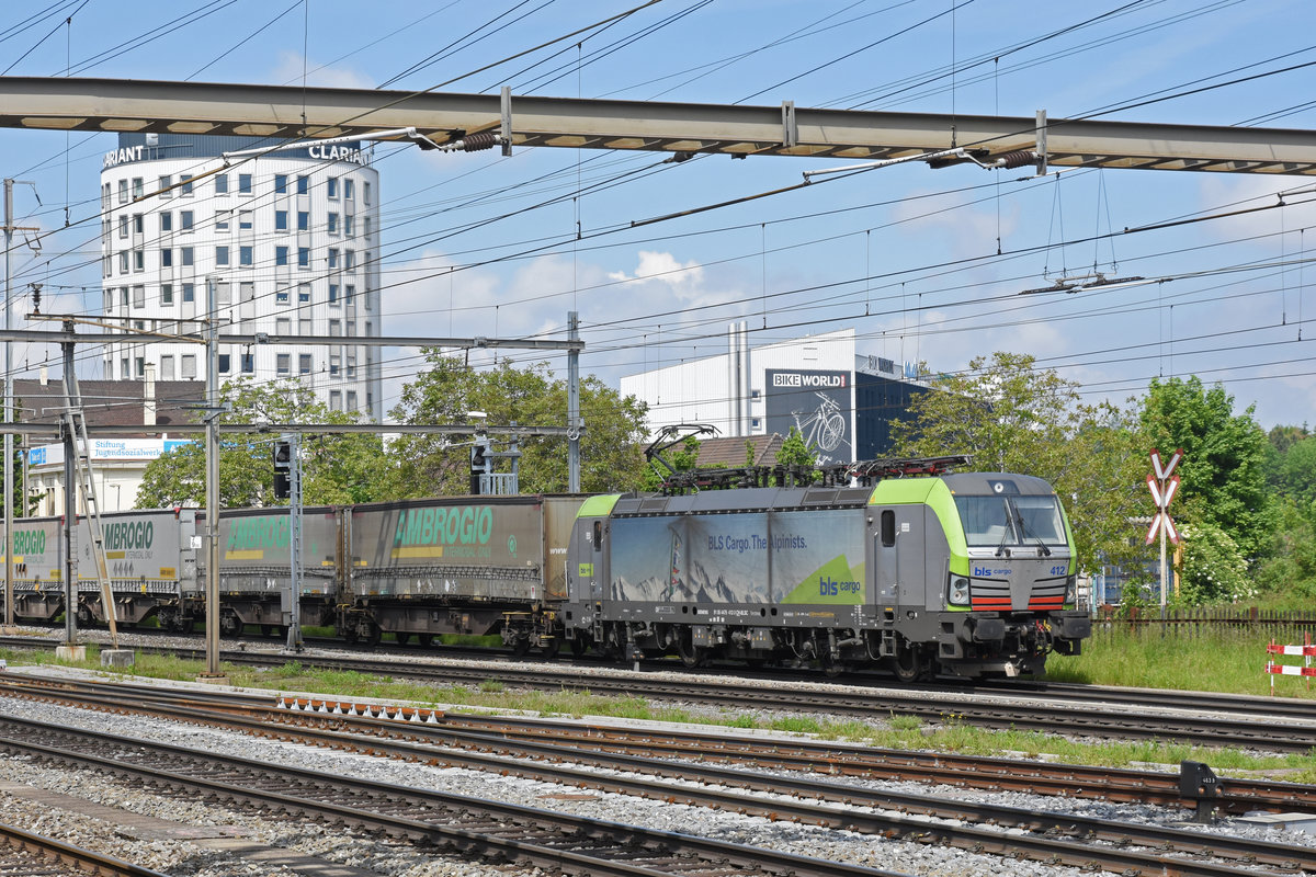 Siemens Vectron 475 412-3 durchfährt den Bahnhof Pratteln. Die Aufnahme stammt vom 22.05.2019.