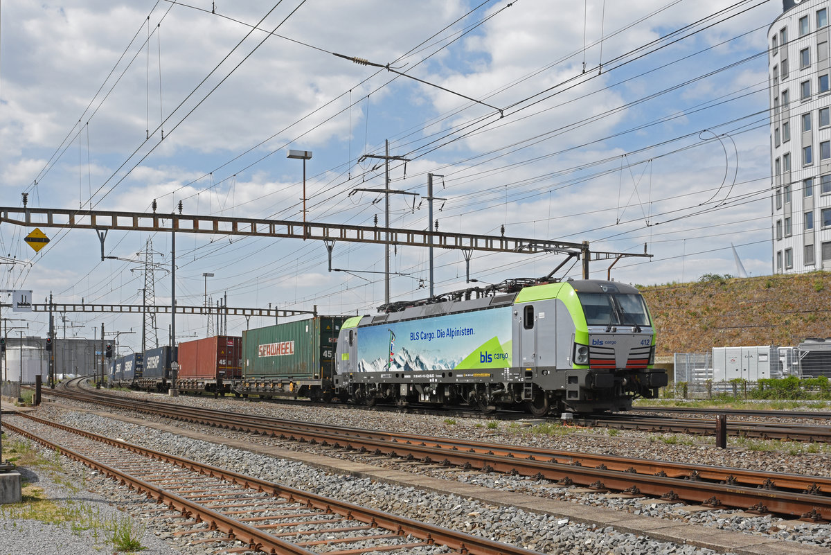 Siemens Vectron 475 412-3 durchfährt den Bahnhof Pratteln. Die Aufnahme stammt vom 24.04.2020.