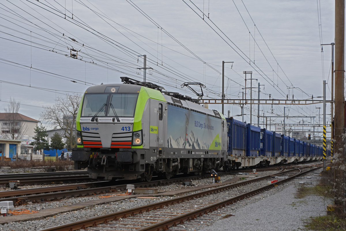 Siemens Vectron 475 413-1 der BLS durchfährt den Bahnhof Pratteln. Die Aufnahme stammt vom 04.02.2021.
