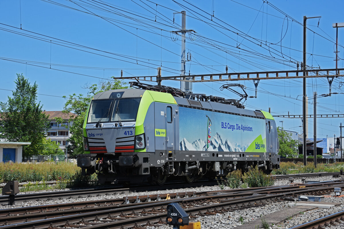 Siemens Vectron 475 413-1 der BLS durchfährt solo den Bahnhof Pratteln. Die Aufnahme stammt vom 11.06.2022.