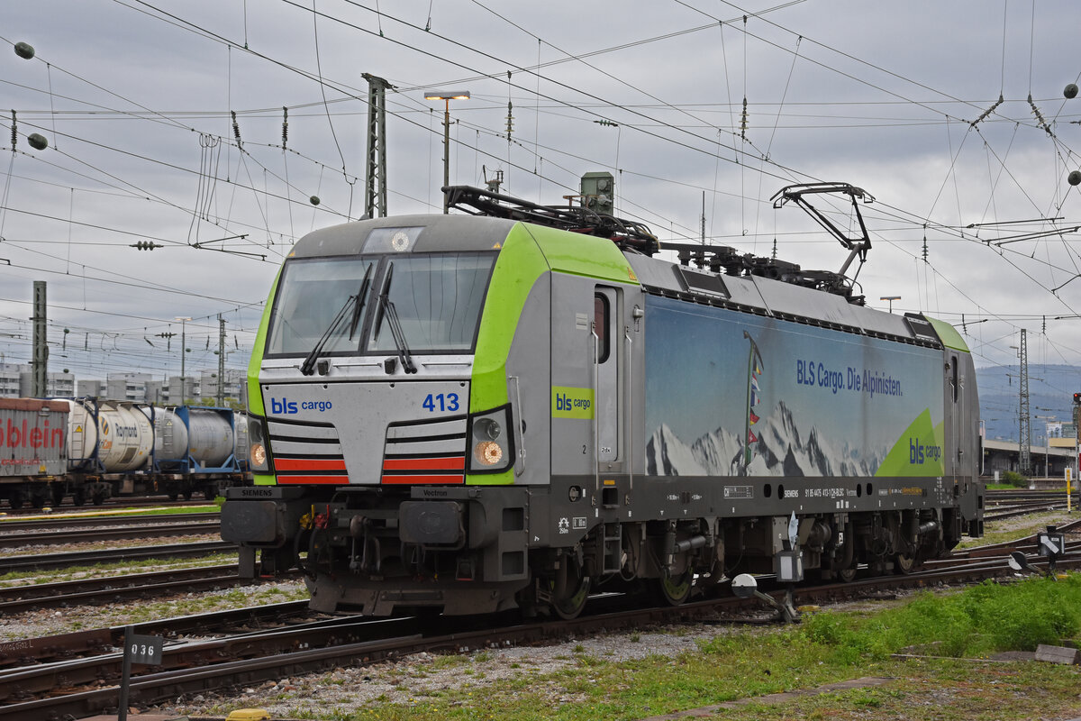Siemens Vectron 475 413-1 der BLS verlässt am 08.10.2022 die Abstellanlage beim badischen Bahnhof.