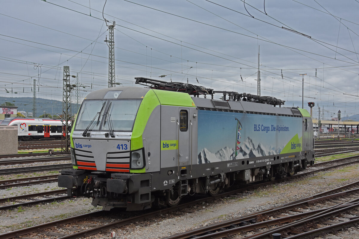 Siemens Vectron 475 413-1 der BLS steht am 08.10.2022 in der Abstellanlage beim badischen Bahnhof.
