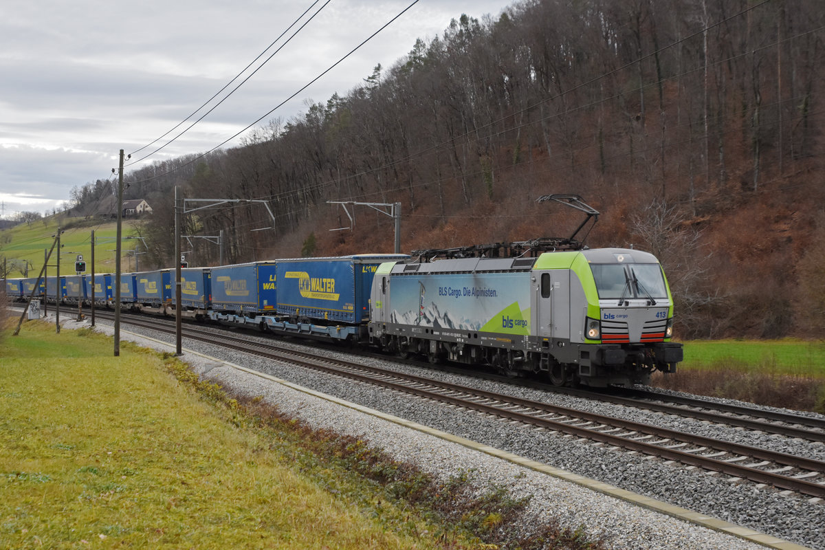 Siemens Vectron 475 413-1 fährt Richtung Bahnhof Tecknau. Die Aufnahme stammt vom 23.12.2020.
