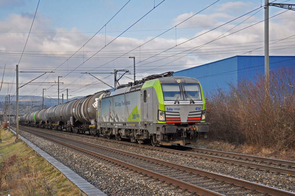 Siemens Vectron 475 414-9 der BLS fährt Richtung Bahnhof Itingen. Die Aufnahme stammt vom 20.01.2020.