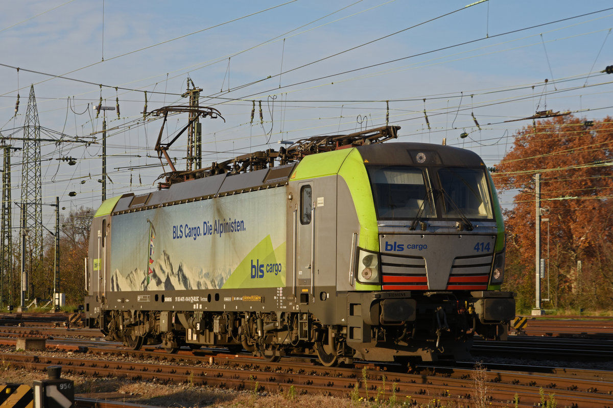 Siemens Vectron 475 414-9 der BLS wird in der Abstellanlage beim badischen Bahnhof abgestellt. Die Aufnahme stammt vom 10.11.2020.