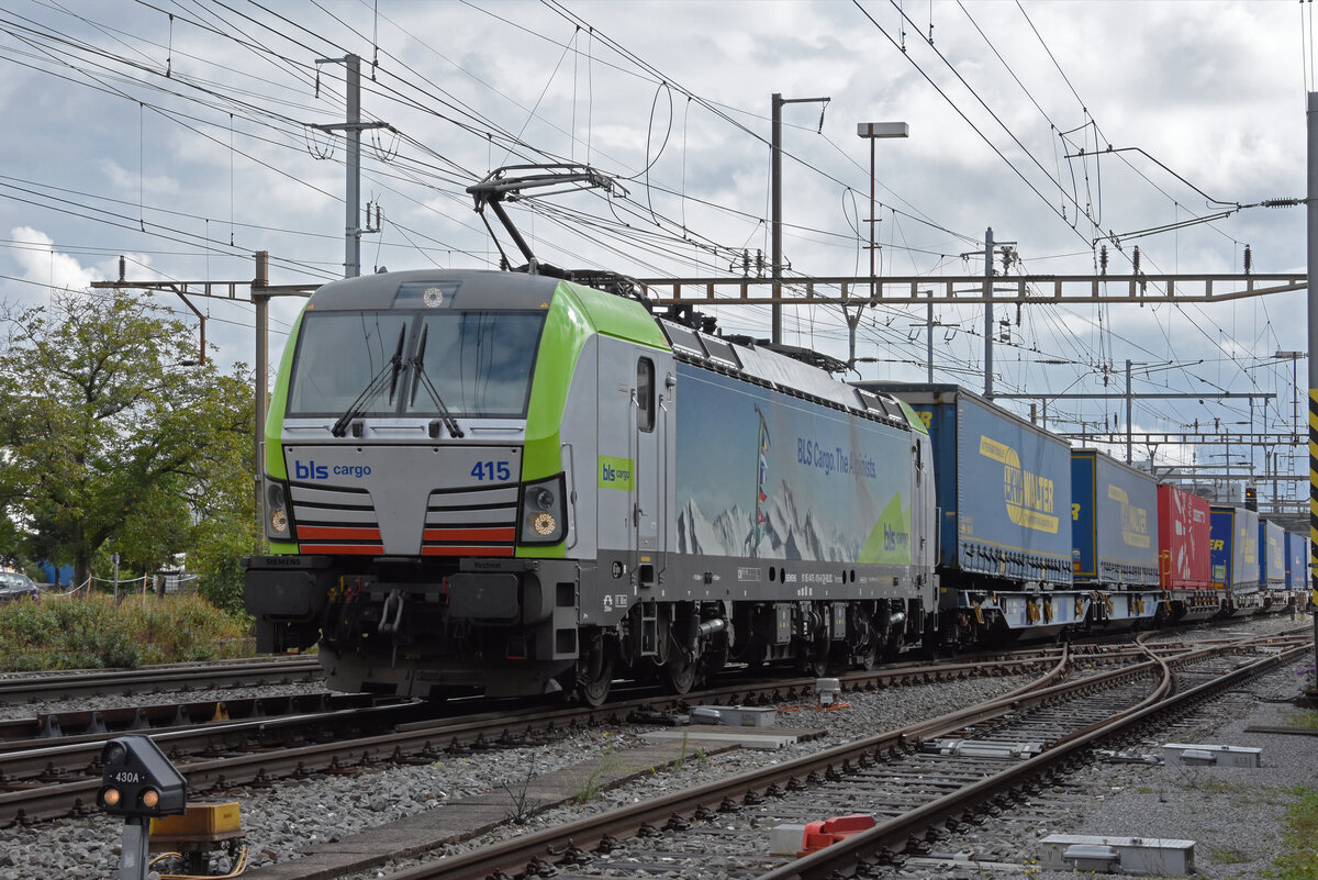 Siemens Vectron 475 415-6 der BLS durchfährt den Bahnhof Pratteln. Die Aufnahme stammt vom 16.09.2021.