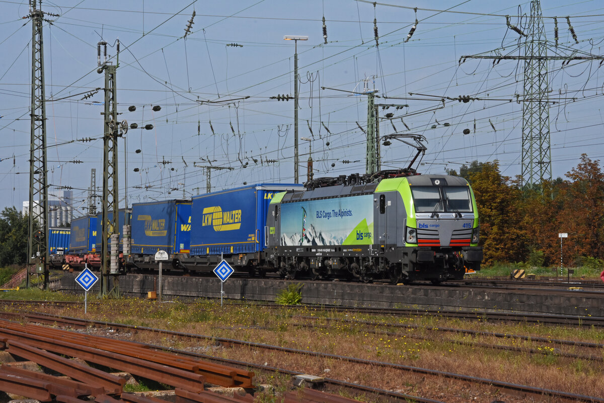 Siemens Vectron 475 415-6 der BLS durchfährt den badischen Bahnhof. Die Aufnahme stammt vom 22.09.2021.