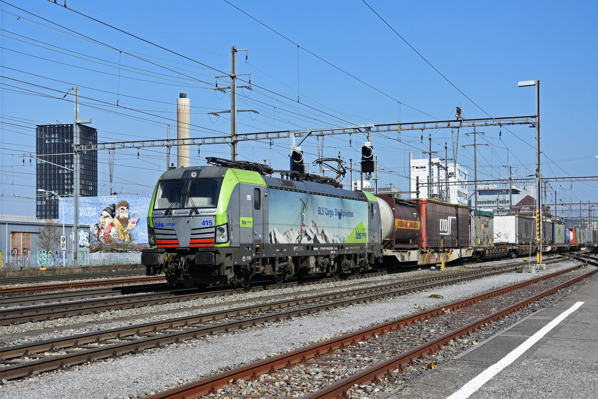 Siemens Vectron 475 415-6 der BLS durchfährt den Bahnhof Pratteln. Die Aufnahme stammt vom 23.03.2022.