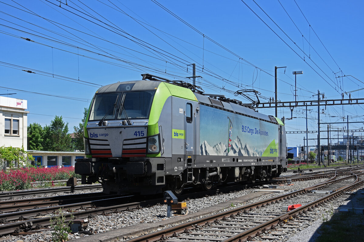 Siemens Vectron 475 415-6 der BLS durchfährt solo den Bahnhof Pratteln. Die Aufnahme stammt vom 18.05.2022.
