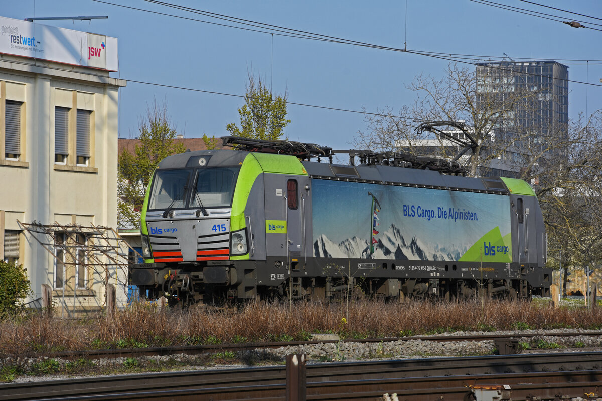 Siemens Vectron 475 415-6 der BLS verlässt die Abstellanlage beim Bahnhof Pratteln. Die Aufnahme stammt vom 26.03.2022.