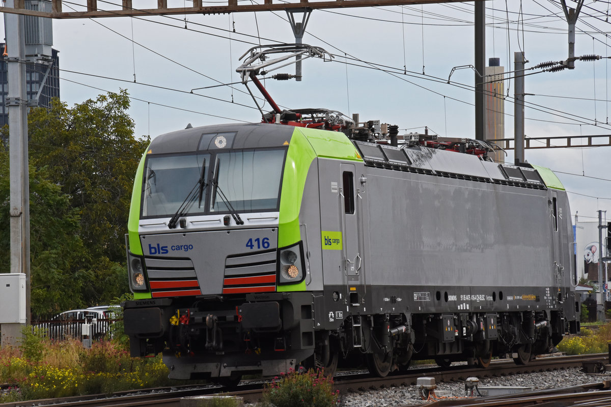 Siemens Vectron 475 416-4 durchfährt solo den Bahnhof Pratteln. Die Aufnahme stammt vom 24.09.2020.