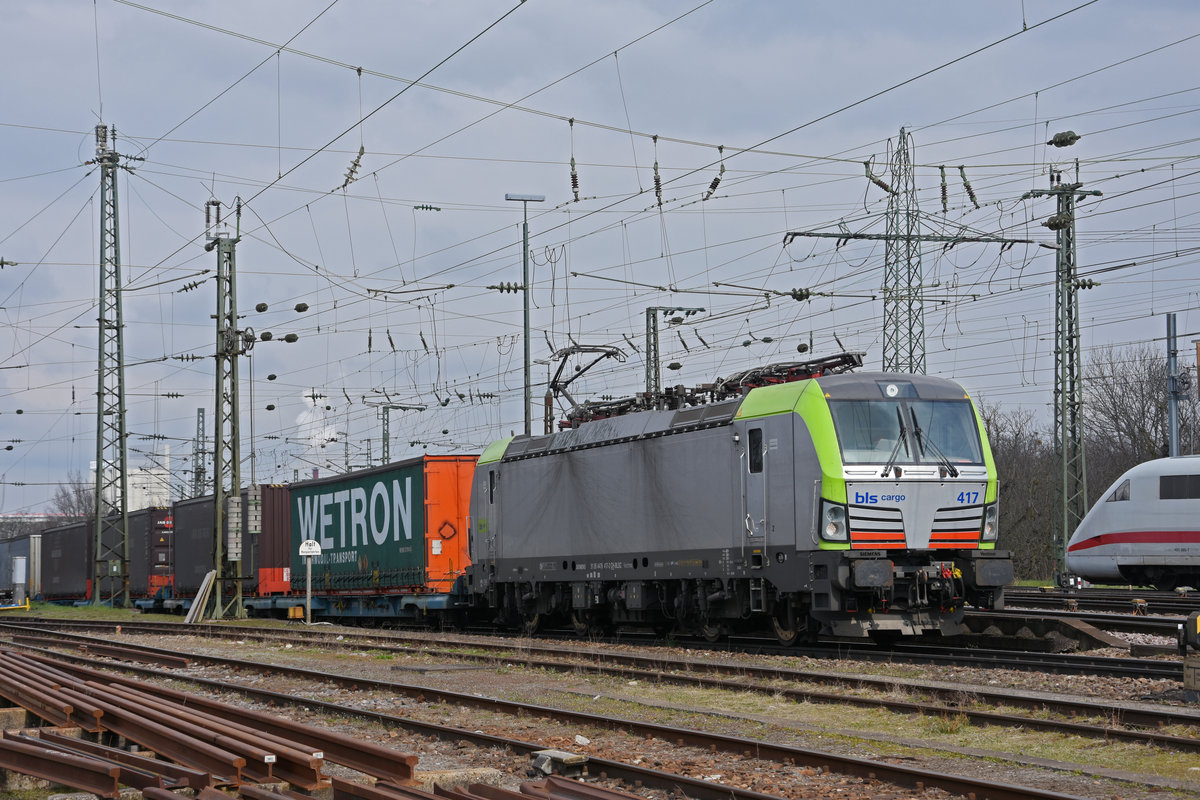 Siemens Vectron 475 417-2 der BLS durchfährt den badischen Bahnhof. Die Aufnahme stammt vom 19.03.2021.