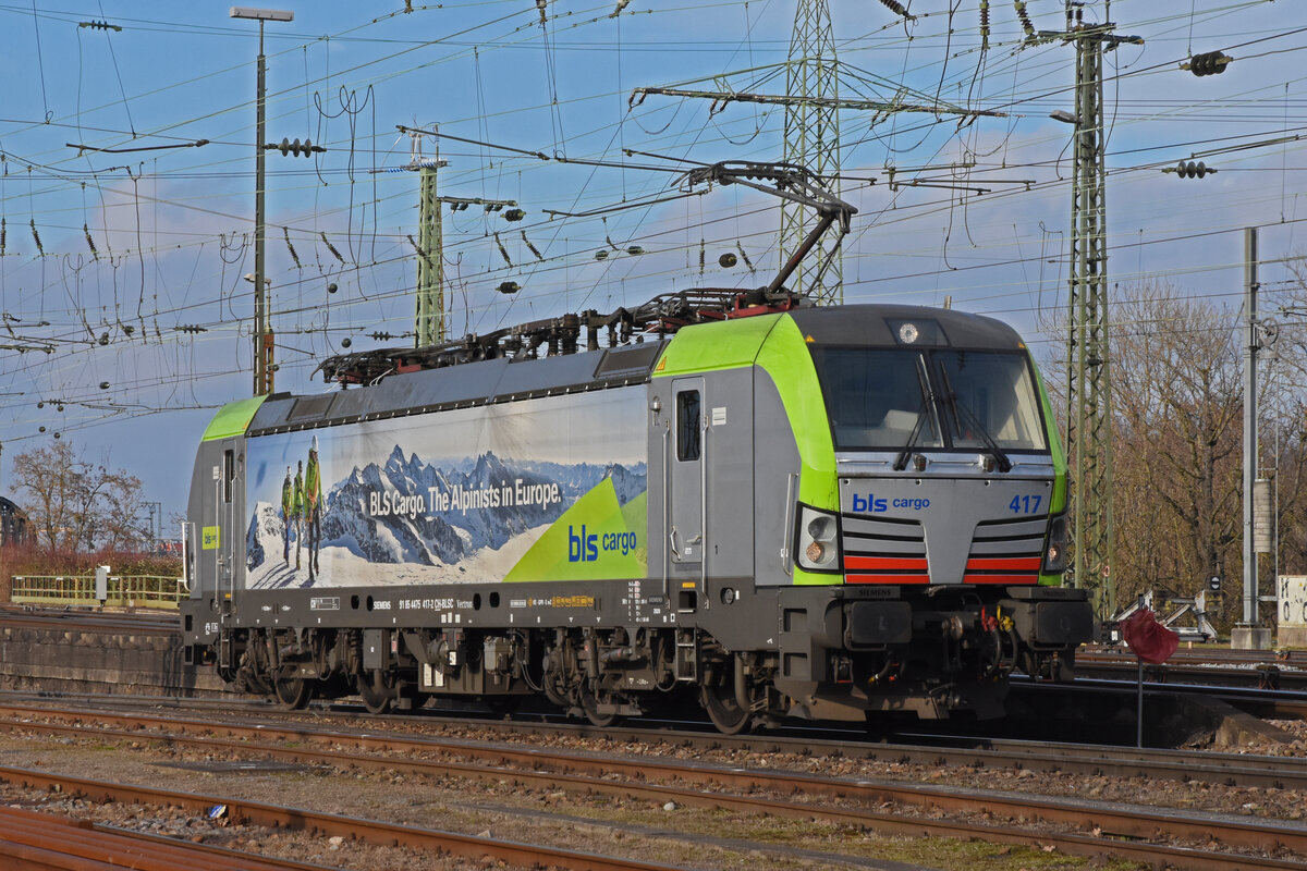Siemens Vectron 475 417-2 der BLS verlässt nach einem Rangiermanöver die Abstellanlage beim badischen Bahnhof. Die Aufnahme stammt vom 28.01.2022.