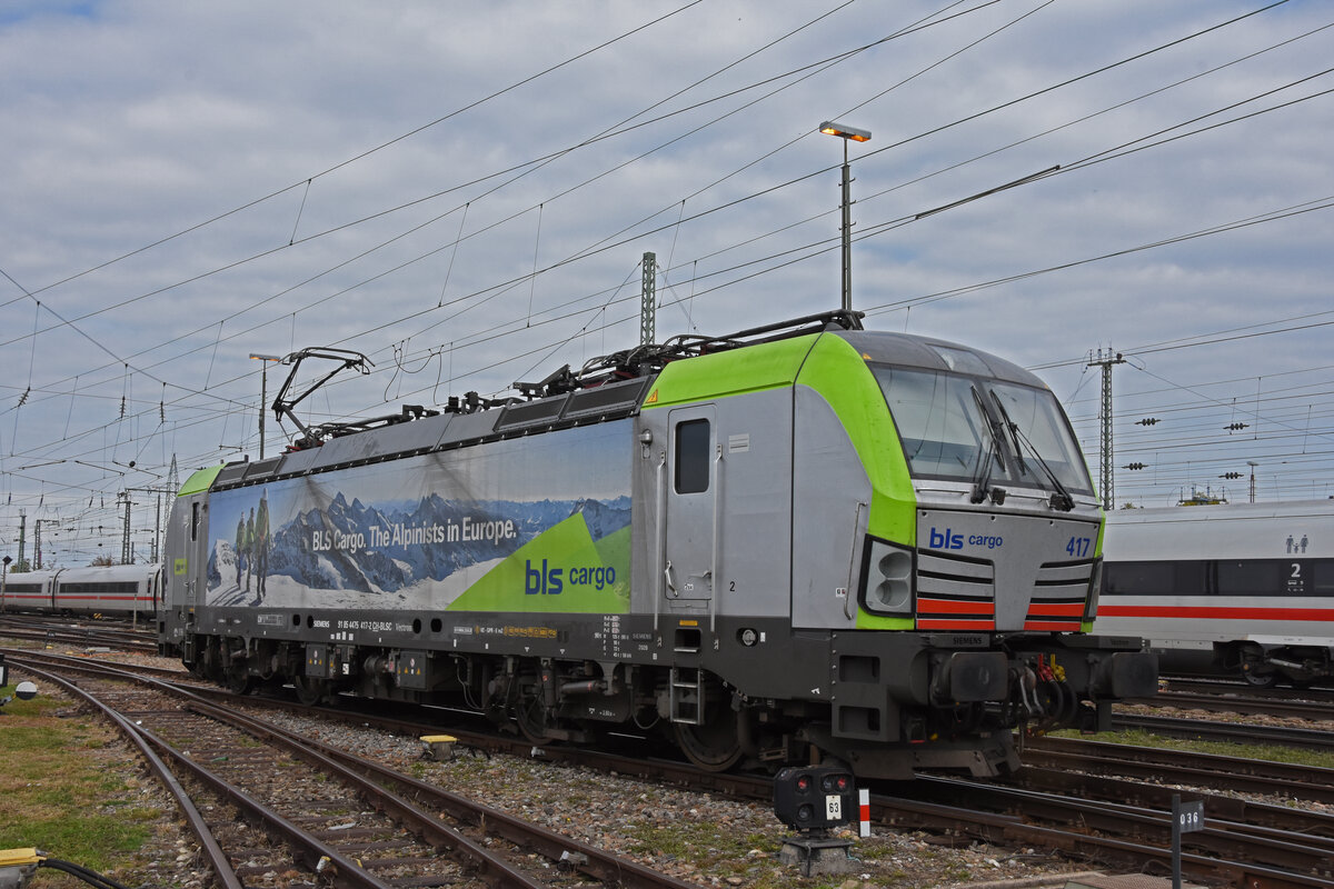 Siemens Vectron 475 417-2 der BLS verlässt am 06.10.2022 die Abstellanlage beim badischen Bahnhof.