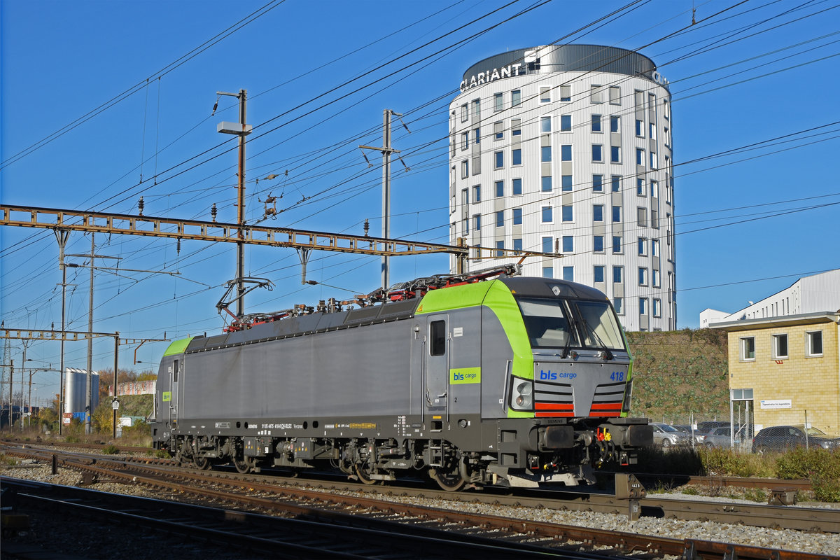 Siemens Vectron 475 418-0 der BLS durchfährt solo den Bahnhof Pratteln. Die Aufnahme stammt vom 18.11.2020.