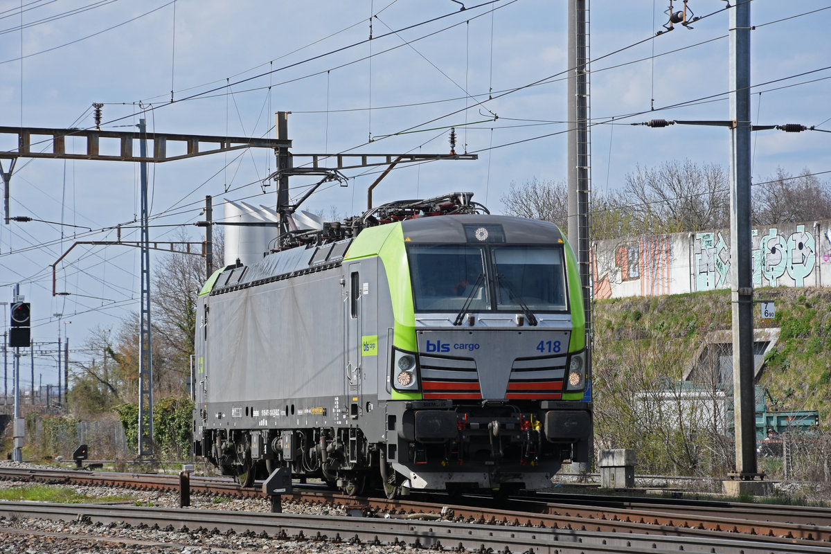 Siemens Vectron 475 418-0 der BLS durchfährt solo den Bahnhof Pratteln. Die Aufnahme stammt vom 25.03.2021.