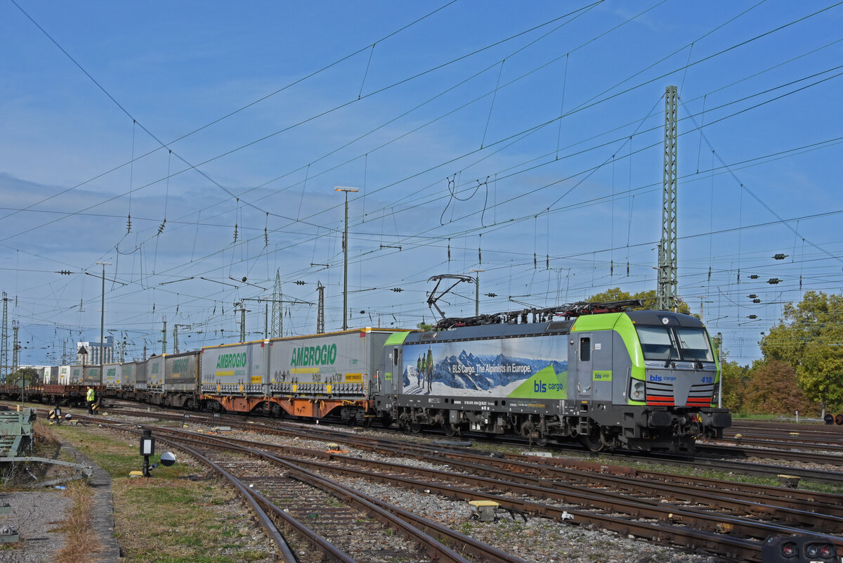 Siemens Vectron 475 418-0 der BLS durchfährt am 06.10.2022 den badischen Bahnhof.