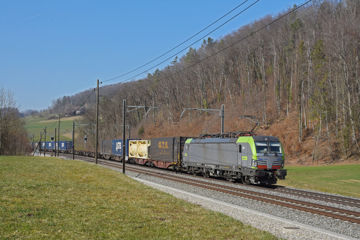 Siemens Vectron 475 419-8 der BLS fährt Richtung Bahnhof Tecknau. Die Aufnahme stammt vom 01.03.2021.