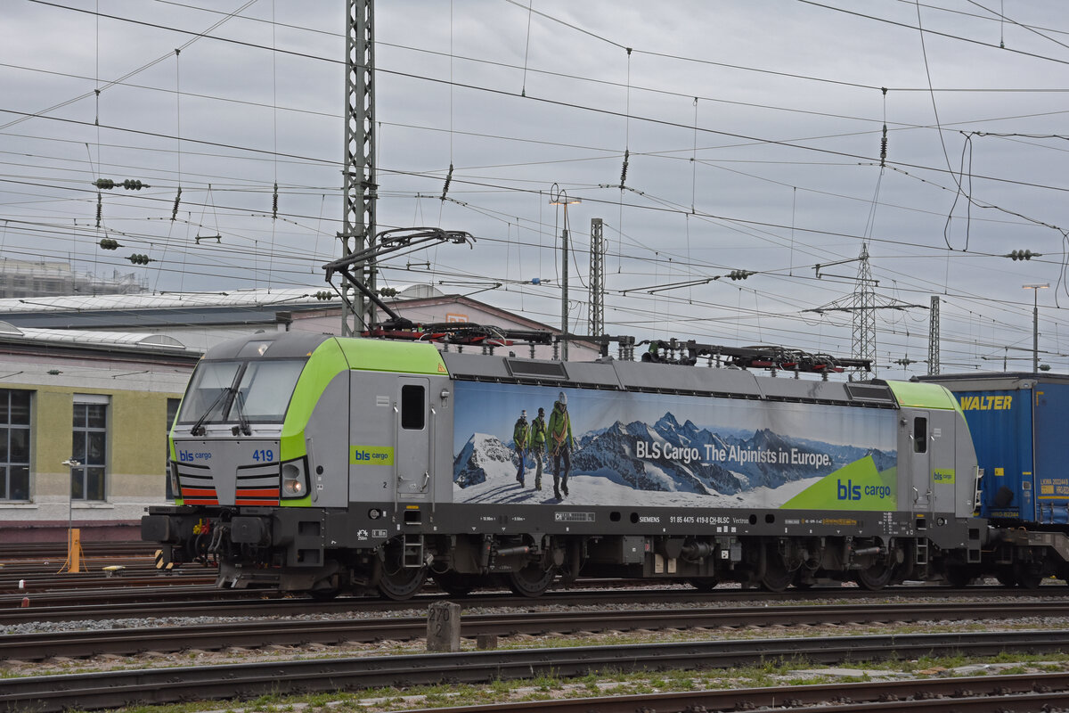 Siemens Vectron 475 419-8 der BLS durchfährt am 08.10.2022 den badischen Bahnhof.