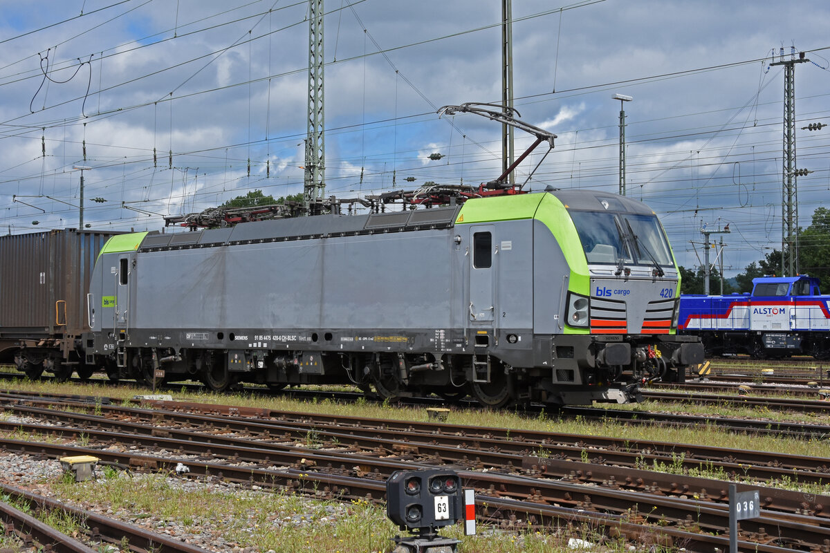 Siemens Vectron 475 420-6 der BLS durchfährt den badischen Bahnhof. Die Aufnahme stammt vom 18.08.2021.