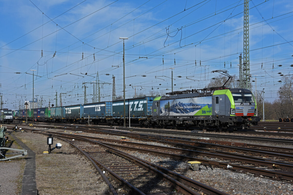 Siemens Vectron 475 420-6 der BLS durchfährt den badischen Bahnhof. Die Aufnahme stammt vom 01.03.2022.