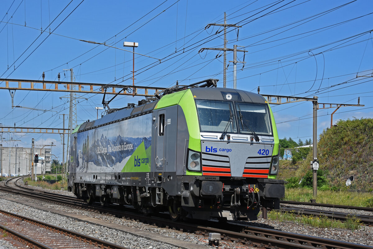 Siemens Vectron 475 420-6 der BLS durchfährt solo den Bahnhof Pratteln. Die Aufnahme stammt vom 13.06.2022.