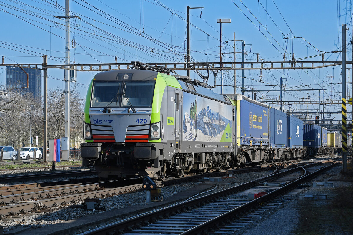 Siemens Vectron 475 420-6 der BLS durchfährt am 08.02.2023 den Bahnhof Pratteln.