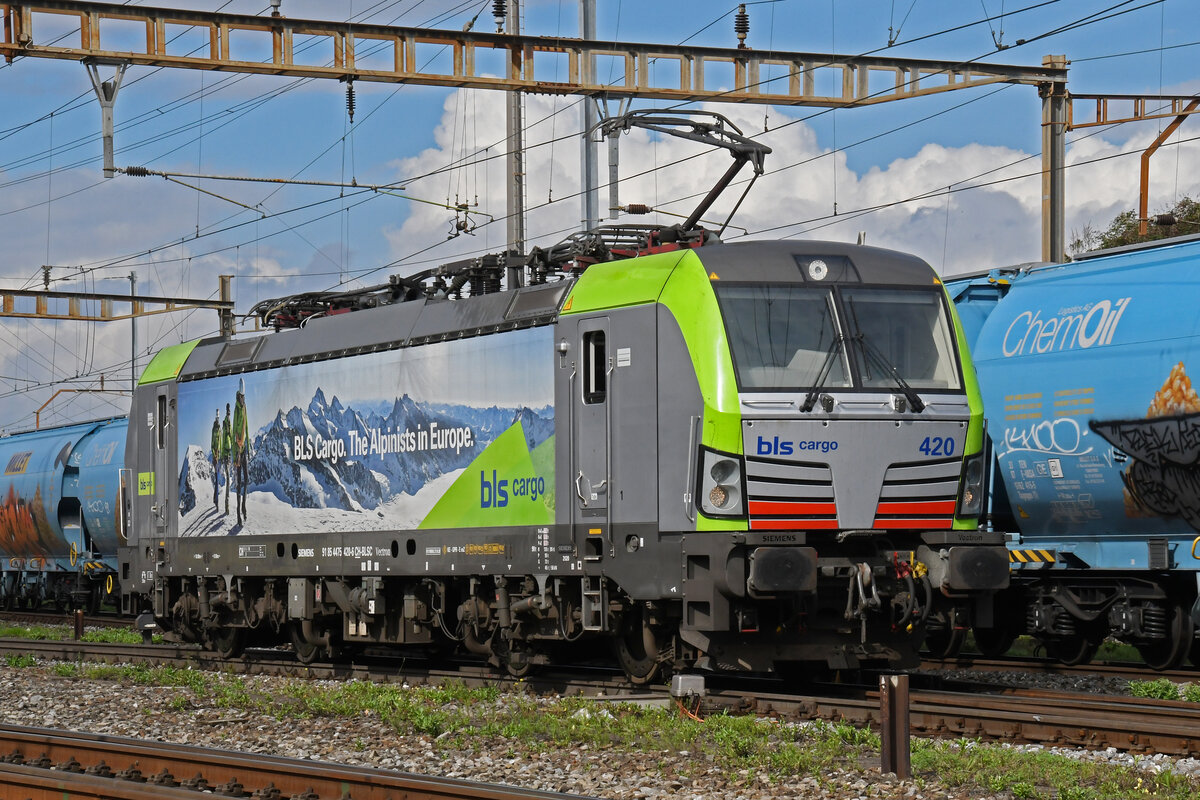 Siemens Vectron 475 420-6 der BLS wird am 24.09.2024 in der Abstellanlage beim Bahnhof Pratteln abgestellt.