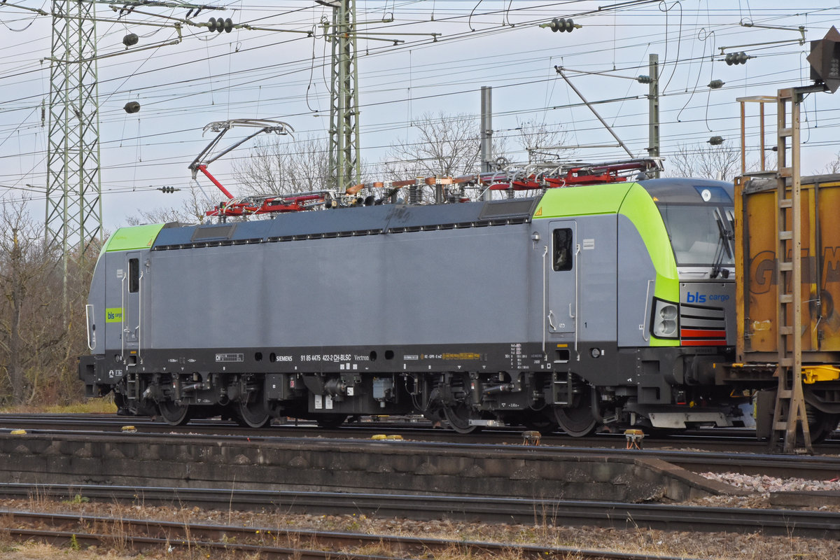 Siemens Vectron 475 422-2 der BLS durchfährt den badischen Bahnhof. Die Aufnahme stammt vom 08.12.2020.