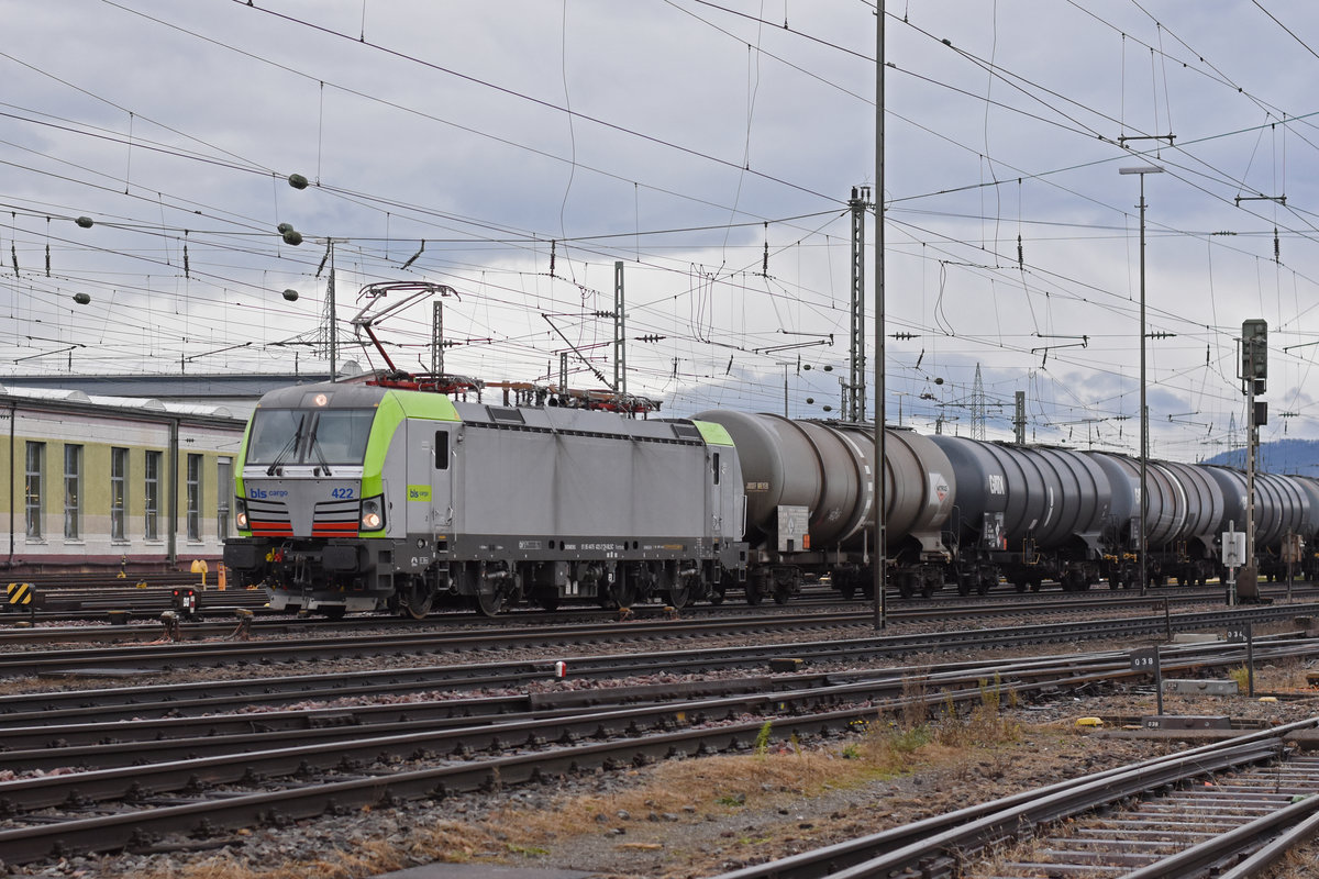 Siemens Vectron 475 422-2 der BLS durchfährt den badischen Bahnhof. Die Aufnahme stammt vom 28.12.2020.